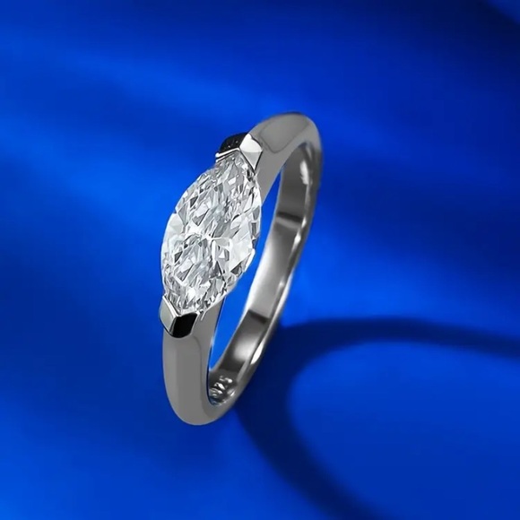 Elegant Silver Marquise Cut Ring - Picture 1 of 4